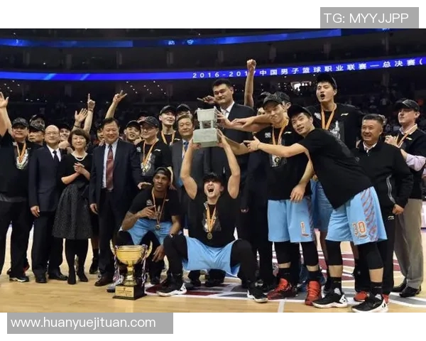 广东与新疆总决赛现场激情四溢球迷热情助阵巅峰对决 广东与新疆总决赛现场激情四溢球迷热情助阵巅峰对决