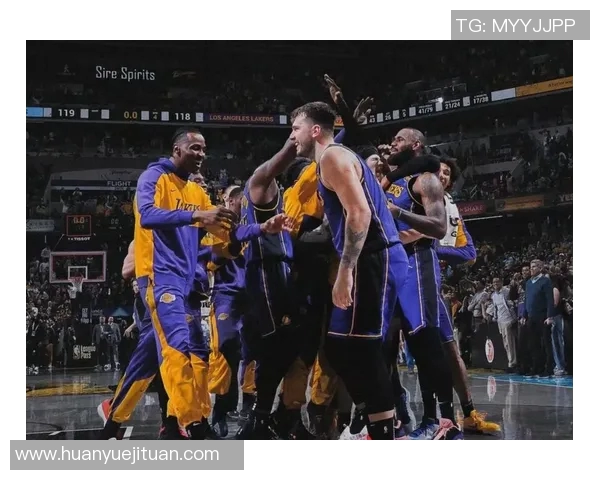 詹姆斯在湖人对火箭比赛中精彩得分表现引发球迷热议